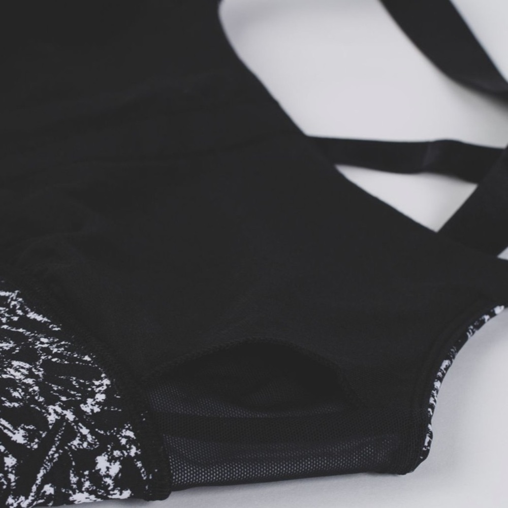 NWT Lululemon Both Ways Bra Iced Wave White Black size 4 - Picture 5 of 14